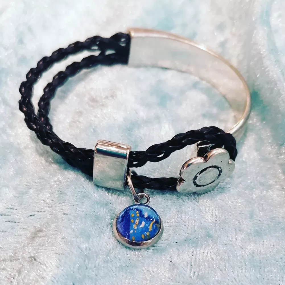 Armband schwarz mit blauem Stein